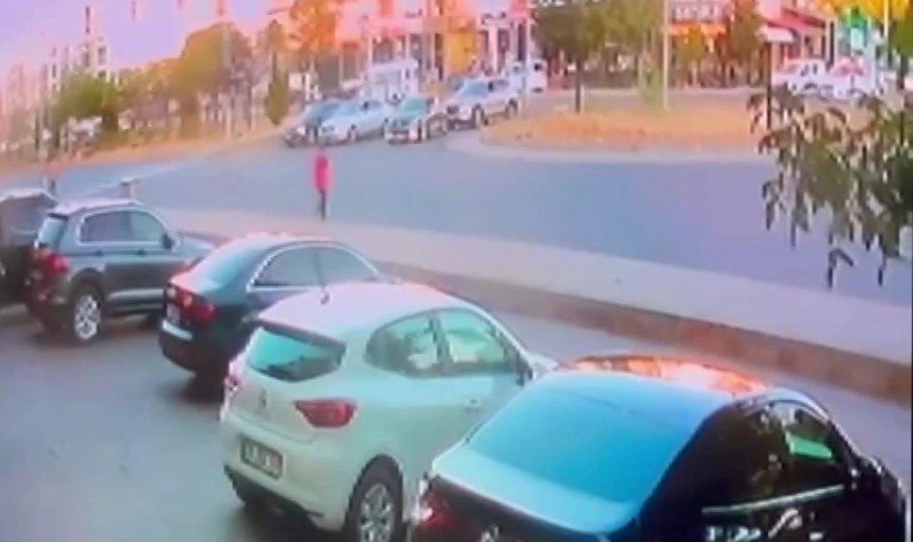 Bingöl’de yolun karşısına geçmeye çalışan çocuğa otomobil çarptı... Feci kaza kamerada