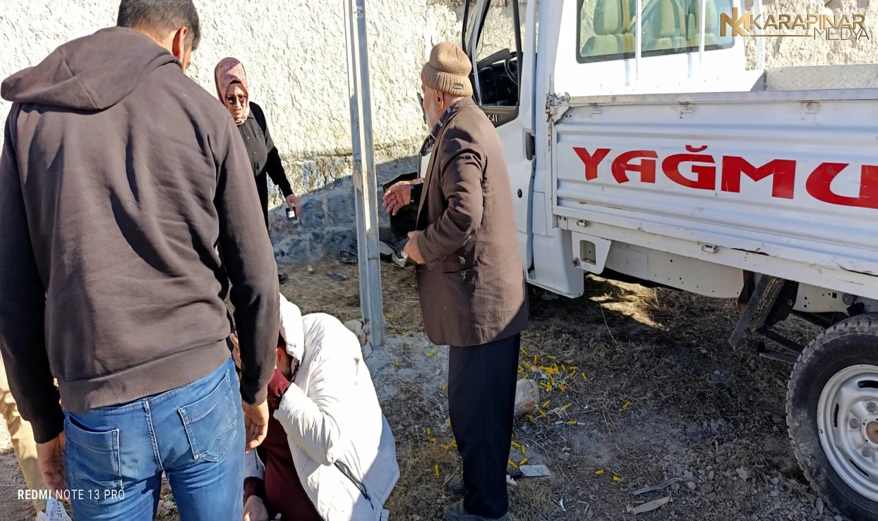 Karapınar'da tırla çarpışan kamyonet önce yayalara ardından duvara vurarak durdu