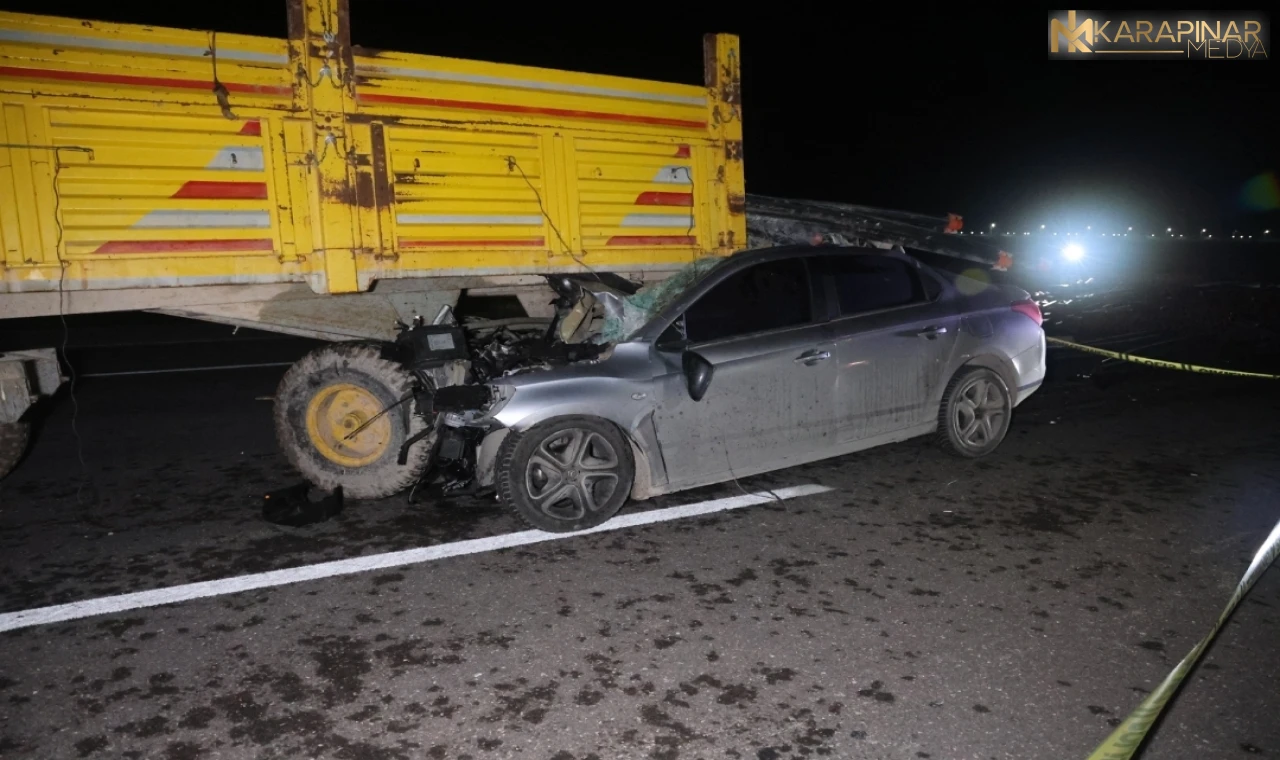 Otomobil traktör römorkuna ok gibi saplandı, sürücü öldü