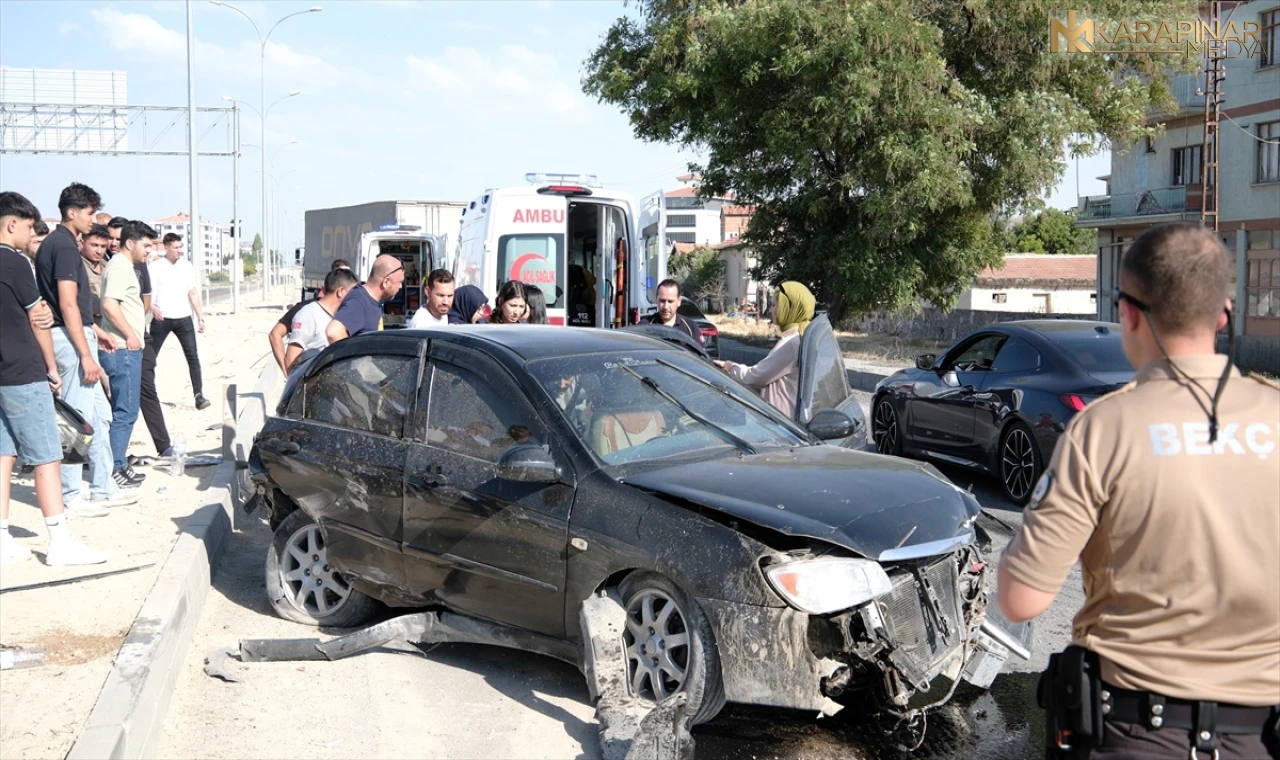 Karapınar'da tır otomobile çarptı 3 kişi yaralandı