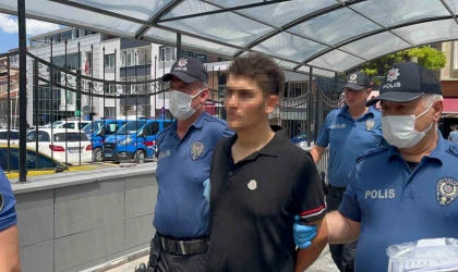 Bıçak zoruyla ticari taksi ve lüks otomobil gasp eden şüpheli, adliyeye sevk edildi