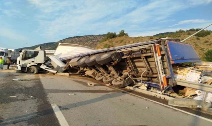 Bilecik’te karton ambalaj yüklü tır devrildi: 1 kişi yaralandı