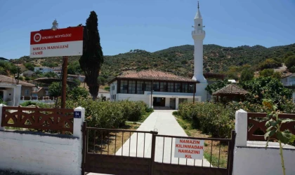 Cami imamından dikkat çeken tabela: ”Namazın kılınmadan namazını kıl” yazısı cemaati artırdı