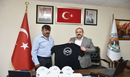 Eskişehir İnönü Belediyesi İnönülü Manda üreticilerine tişört ve şapka desteği verdi