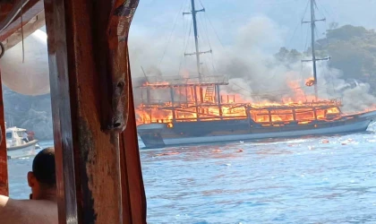 Marmaris açıklarında ahşap gezi teknesi yanıyor