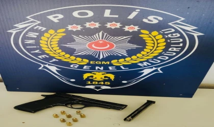 Polis ekiplerinin dikkati ile yakalanan şüphelinin üzerinden ruhsatsız tabanca ele geçirildi