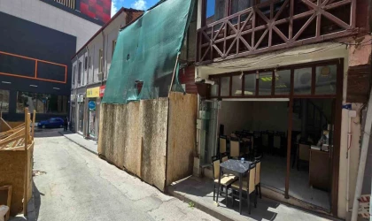 Yıllardır yıkılmayan metruk ev vatandaşı canından bezdirdi