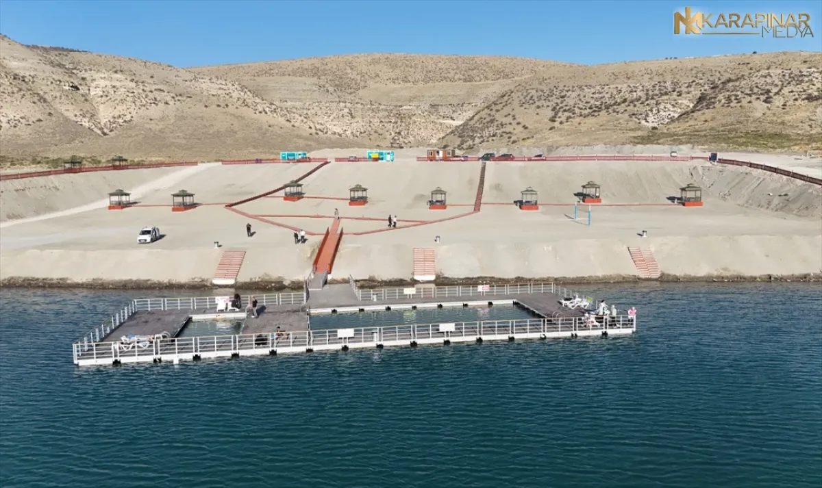 Acıgöl yamaç paraşütçülerinin iniş noktası haline geldi