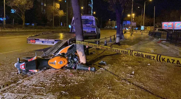 Konya’da kontrolden çıkan motosiklet ağaca çarptı: 1’i ağır 2 yaralı