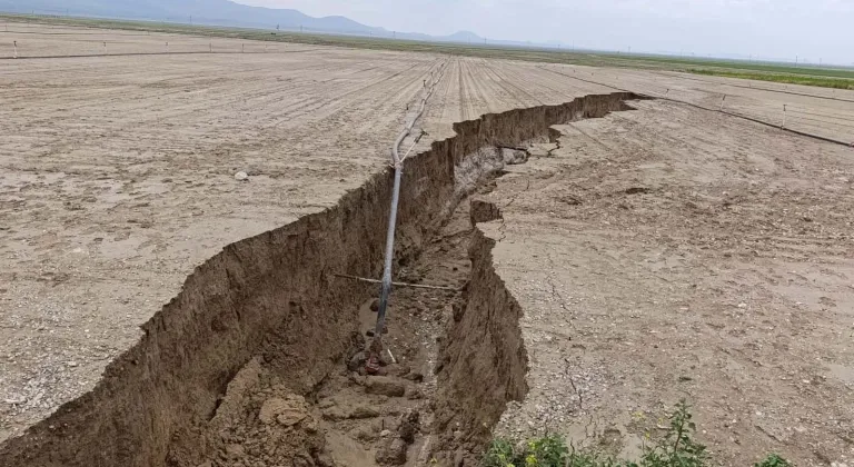 Karapınar'da yağış sonrası oluşan yarık yolu ikiye ayırdı