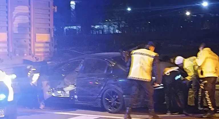 Polis arabasına çarpıp kaçan sürücü kaza yapınca yakalandı